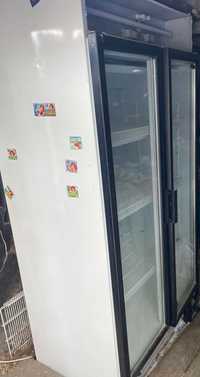 Холодильник з прозорими дверцями