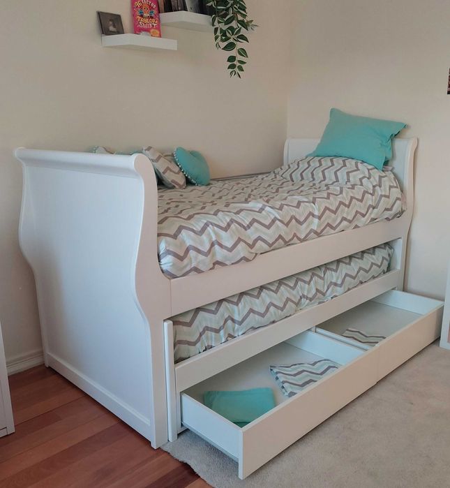 Cama Dupla, madeira maciça, inclui: 2 colchões, colchas e almofadas