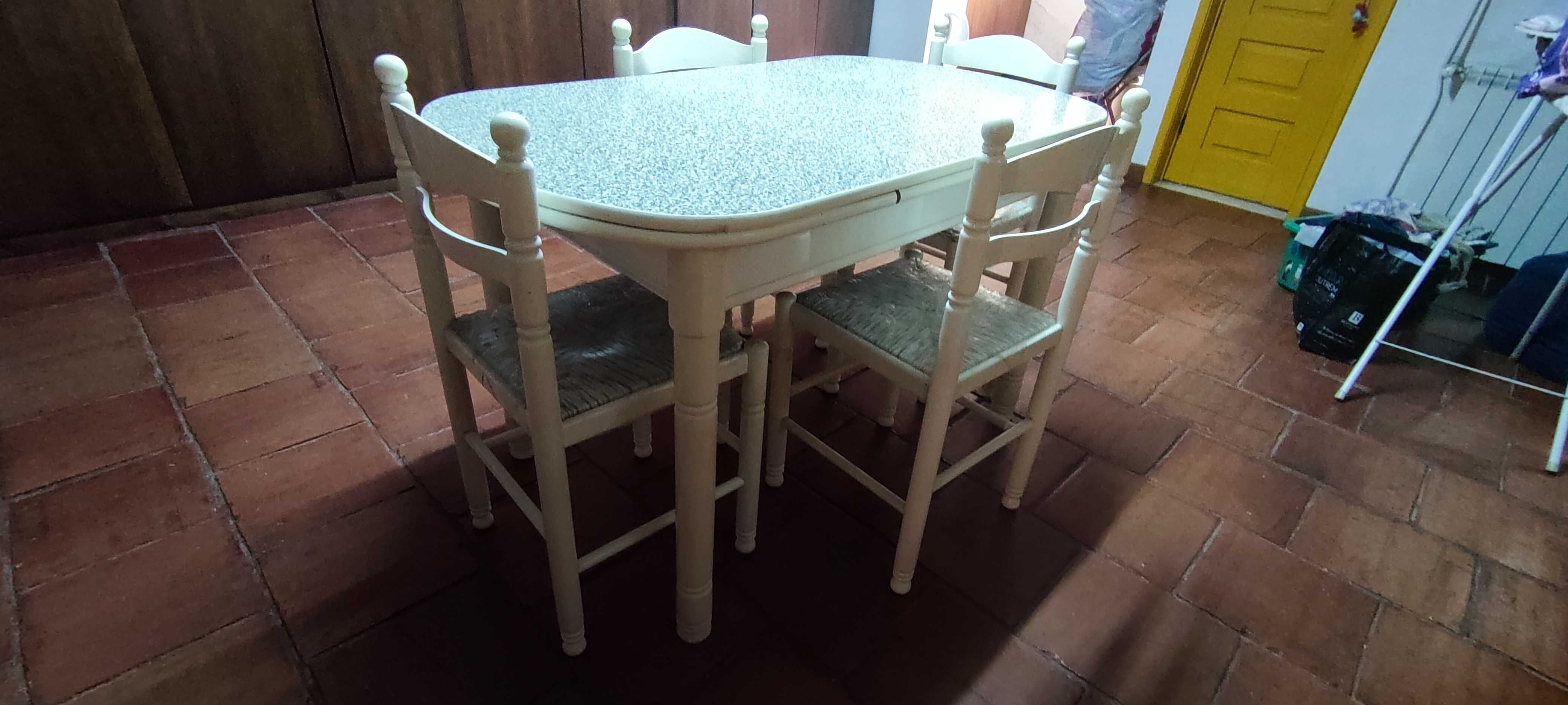 Mesa de cozinha madeira + 4 cadeiras e 2 bancos em bom estado
