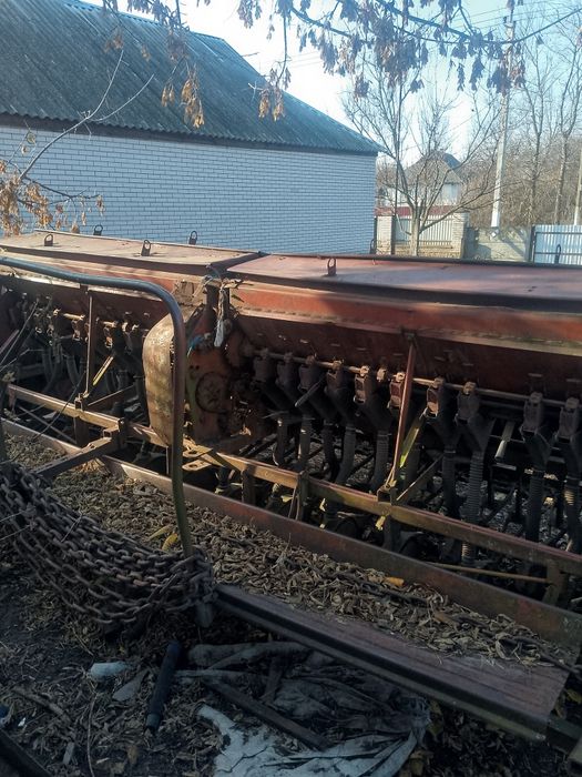 Трактор, причіп, сівалка