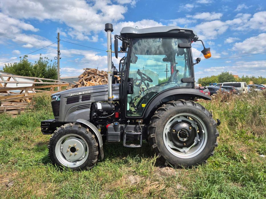 Трактор С кабиной Скаут 504С новая обшивка