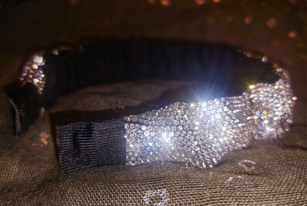 Обруч новый из мерцающих камешков