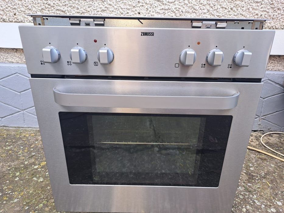 Продається електроплитка  Zanussi ,варочна поверхня та  духова шафа