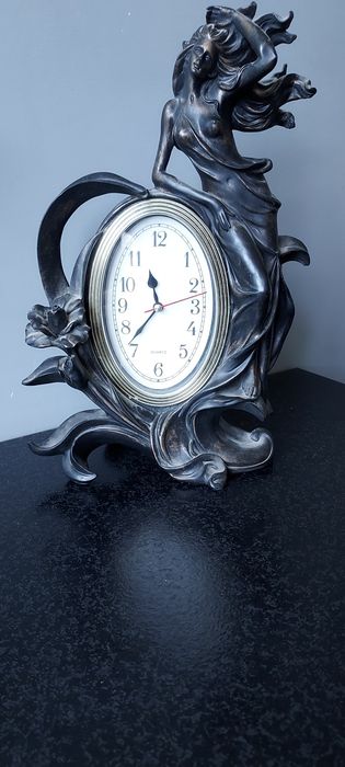 Zegar z ozdobną figurą