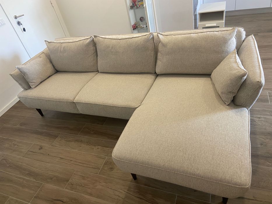 Sofá bege com chaise longue