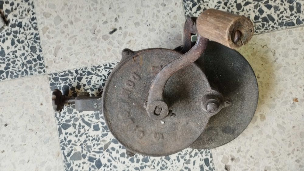 Esmeril manual antigo
