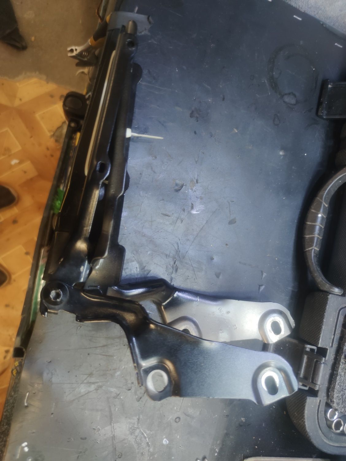 Продам  петлі капота Audi A3 8V sedan 8V0823531A