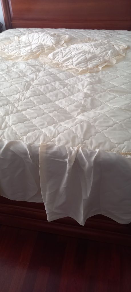 Colcha Acetinada com Fronhas  Nova