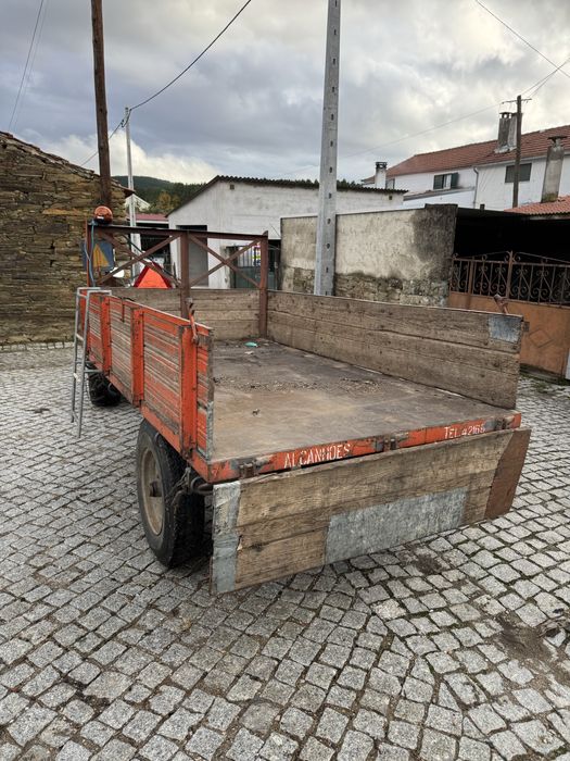 Trator Hinomoto E230 com Reboque, Caixa e Alfaias Agrícolas