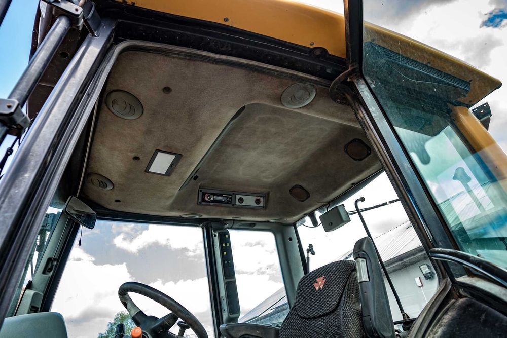 Ciągnik rolniczy Valtra N82 (2009) + ładowacz czołowy z łyżką