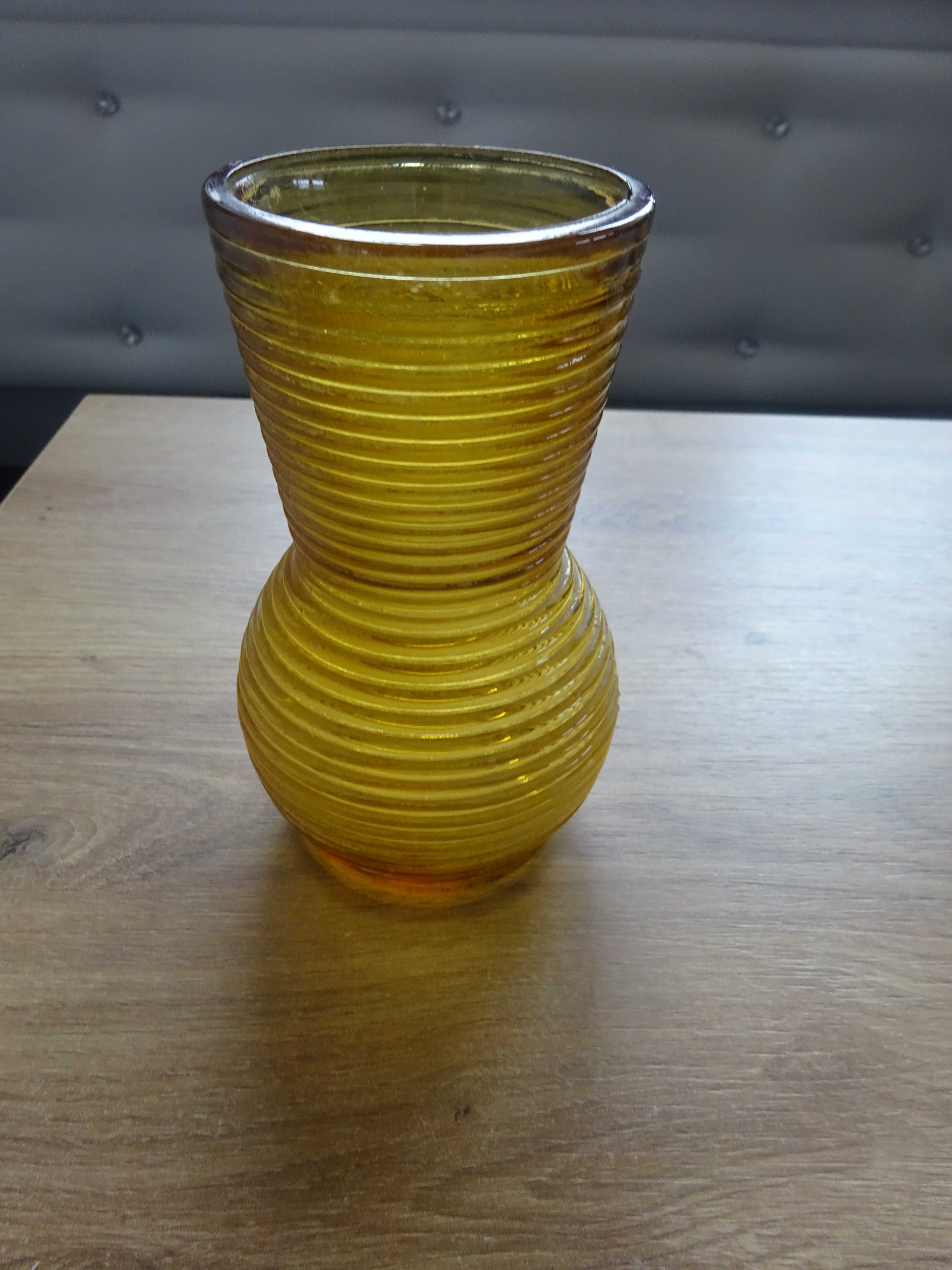 stary wazon żółty pamiątka PRL żółte szkło garbowane prążkowane 15 cm