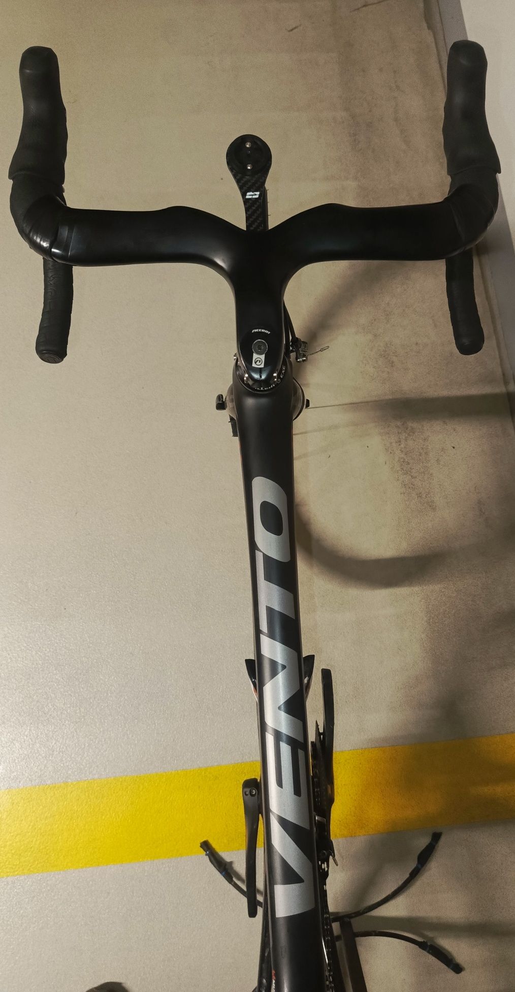Kross Vento 9.0 karbon,Ultegra, Dt Swiss, zintegrowany kokpit Progress