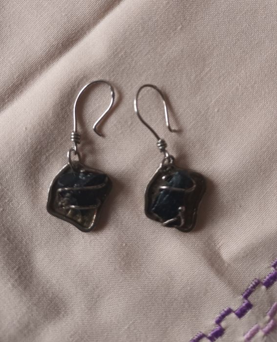 Brincos de prata e basalto