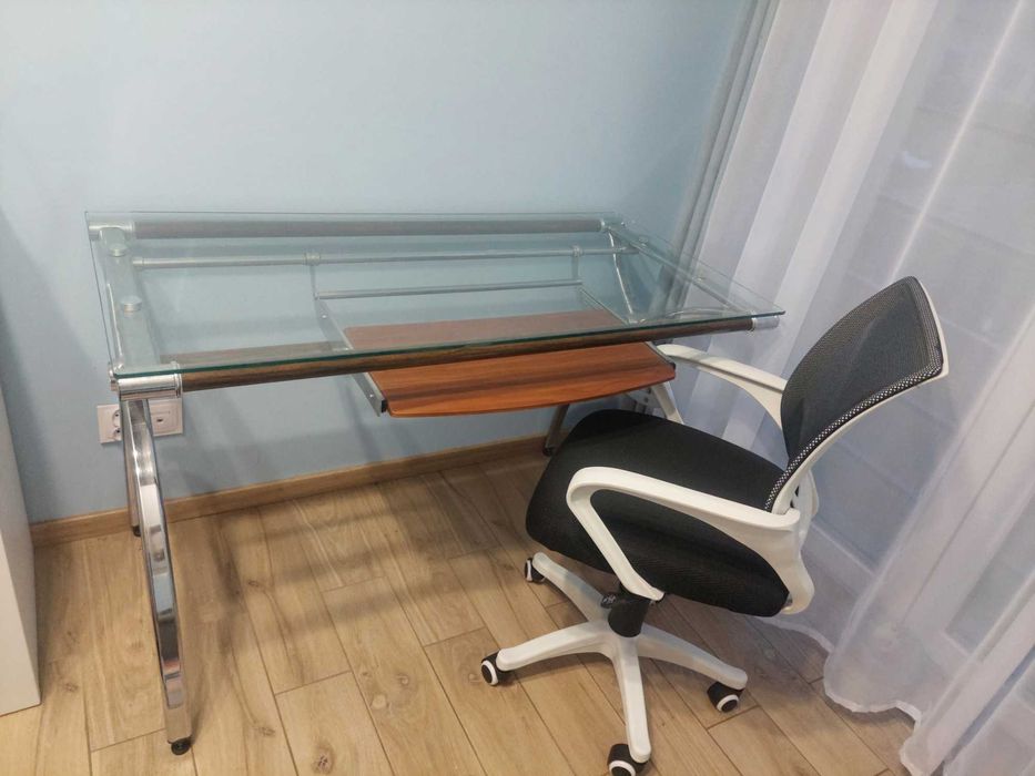 Biurko szklane z wysuwana szufladą