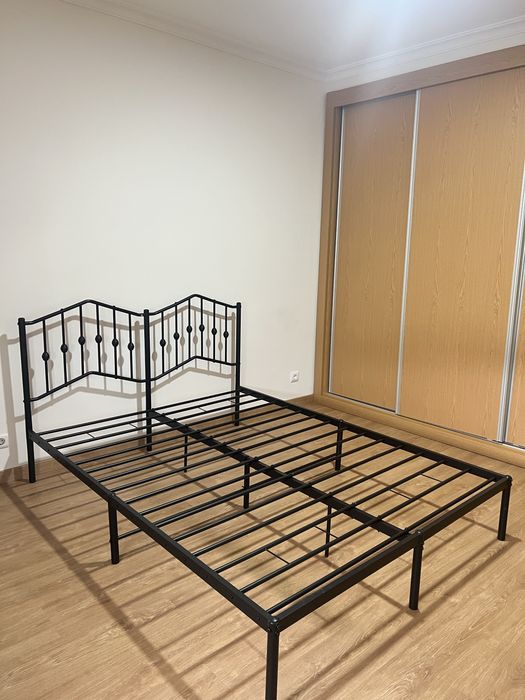 Cama com cabeceira