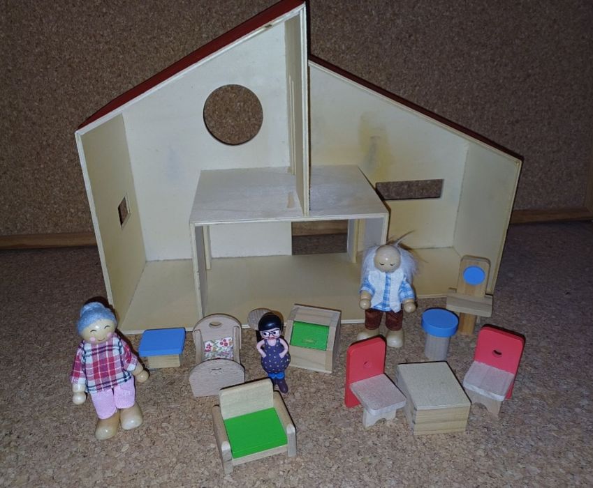 Casa de bonecas madeira, 10 mobílias, 3 bonecos, casinha de brincar.