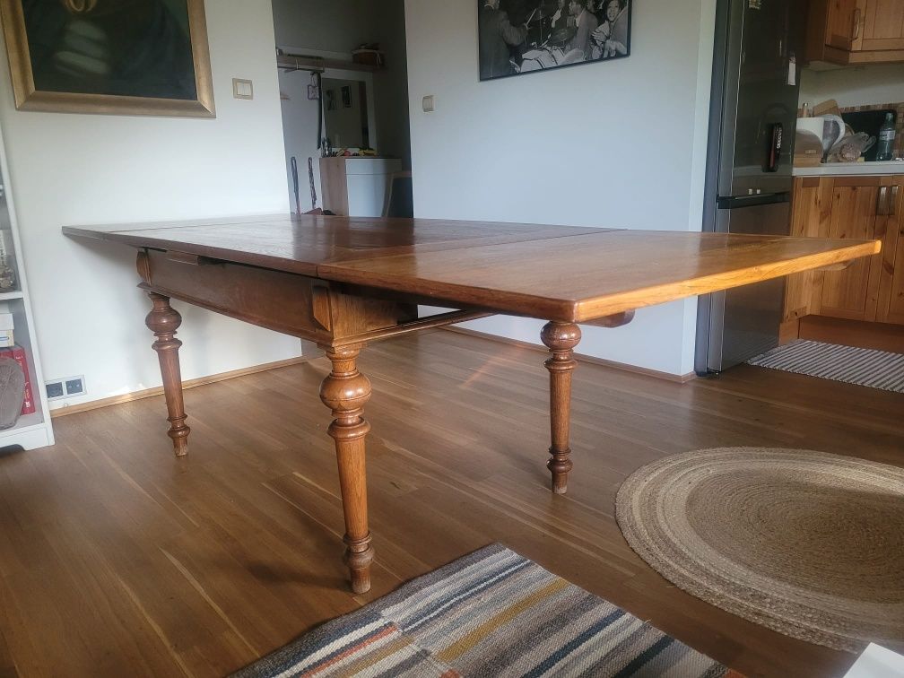 Stół dębowy w stylu eklektycznym
