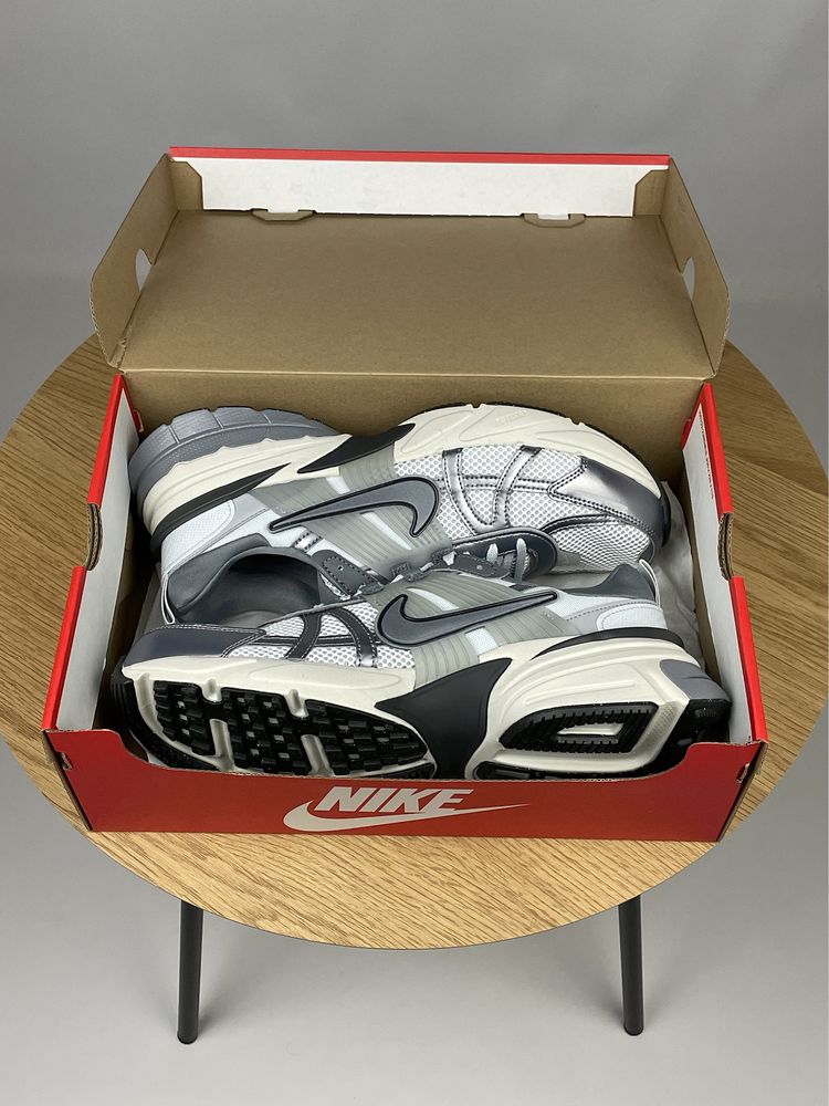 Кросівки Nike V2K Run (EU 44) оригінал сірі чоловічі FD0736-003
