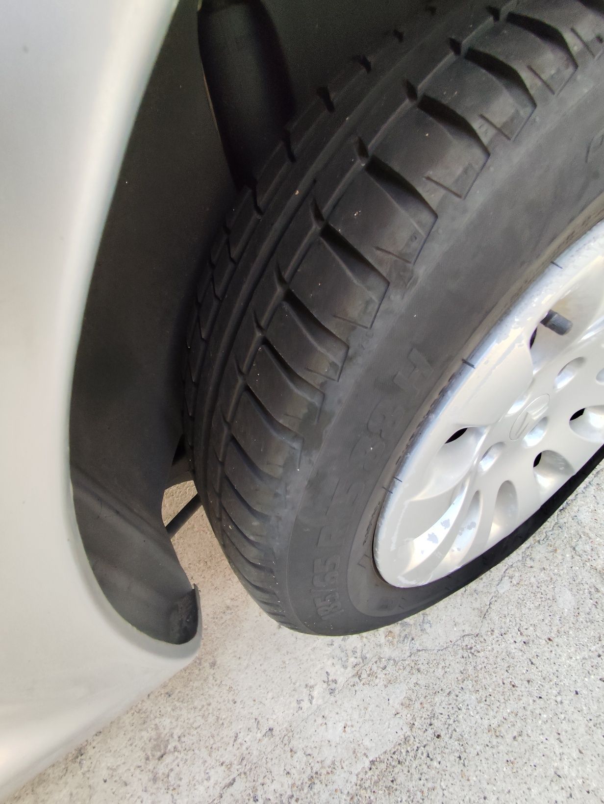 Troco por moto ou vendo Citroen C3 1.4HDI ano 2004  em bom estado mecâ