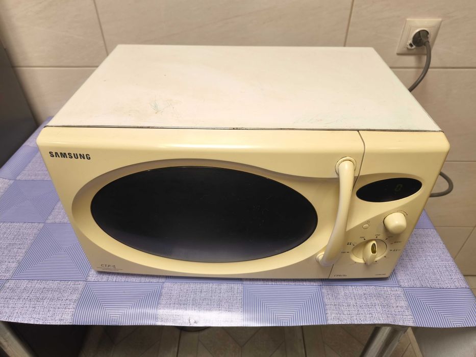 Микроволновая печь с грилем Корейской сборки Samsung CE2827NR