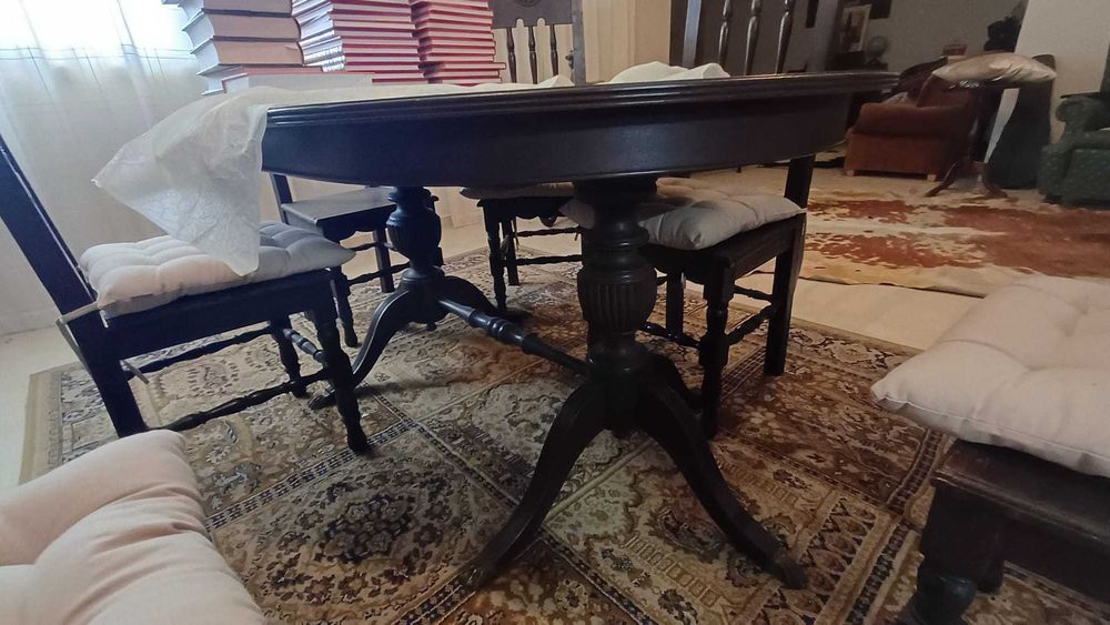 Sala de jantar completa de estilo em madeira nobre