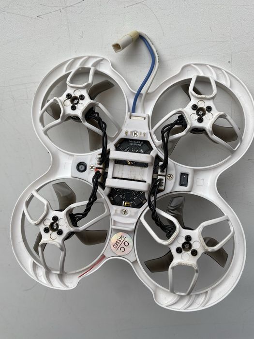 Квадрокоптер BetaFPV, пульт BetaFPV, окуляри Skyzone