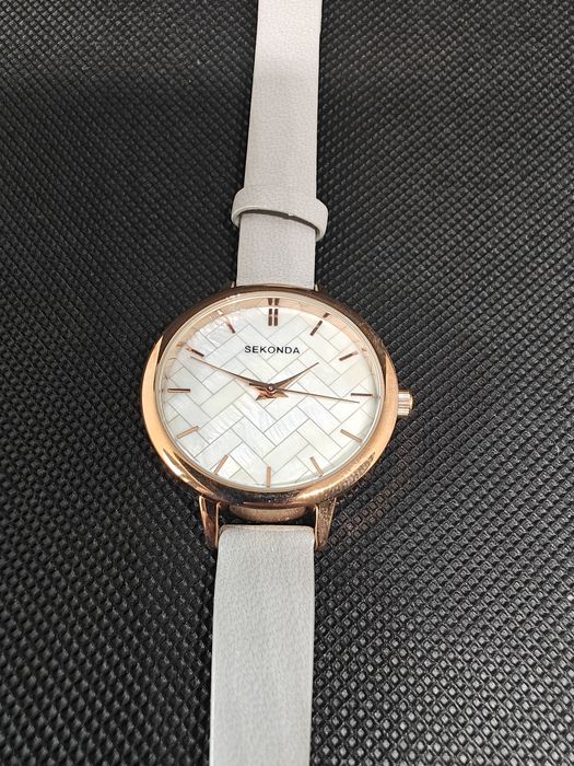 Relógio Sekonda Feminino – Design Elegante e Clássico