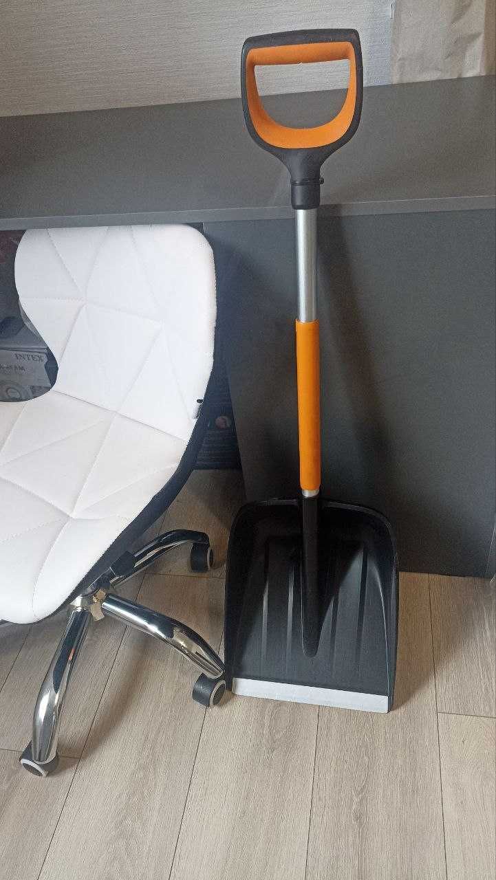 Лопата для прибирання снігу Fiskars