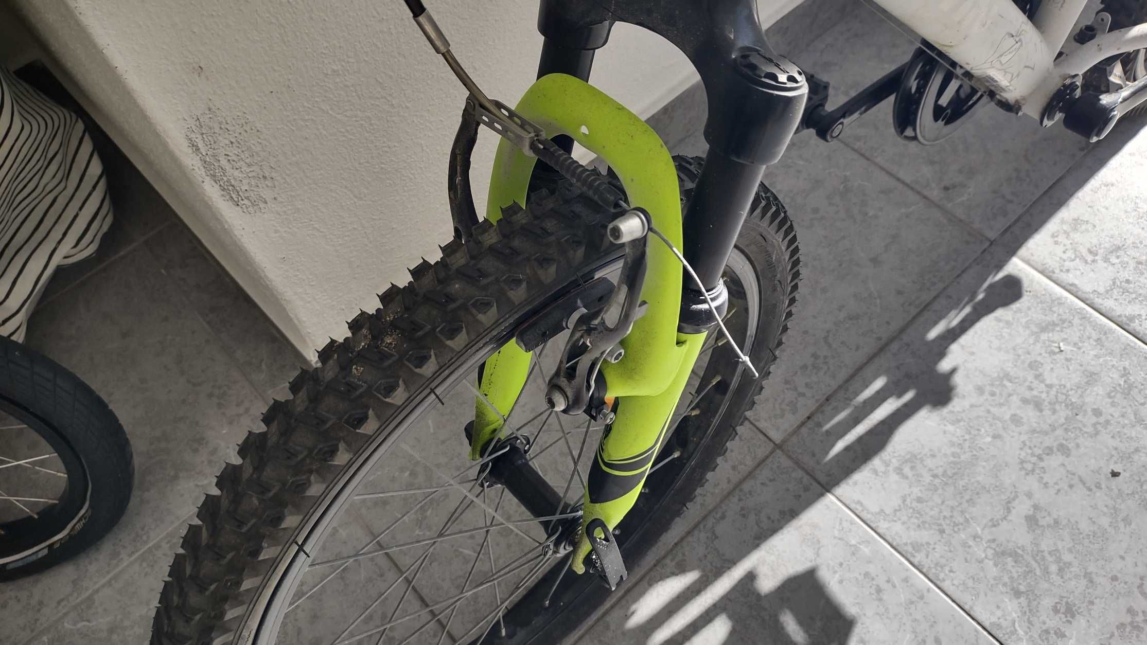** Bicicleta BTWIN 20" p/ crianças c/ amortecedor e câmbio 7 vels. **