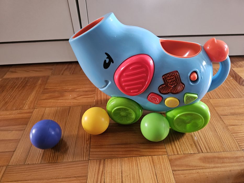 Elefante interativo
Música e luzes
Anda e lança bolas