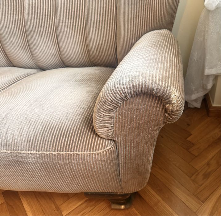 Welurowa sofa w stylu retro.