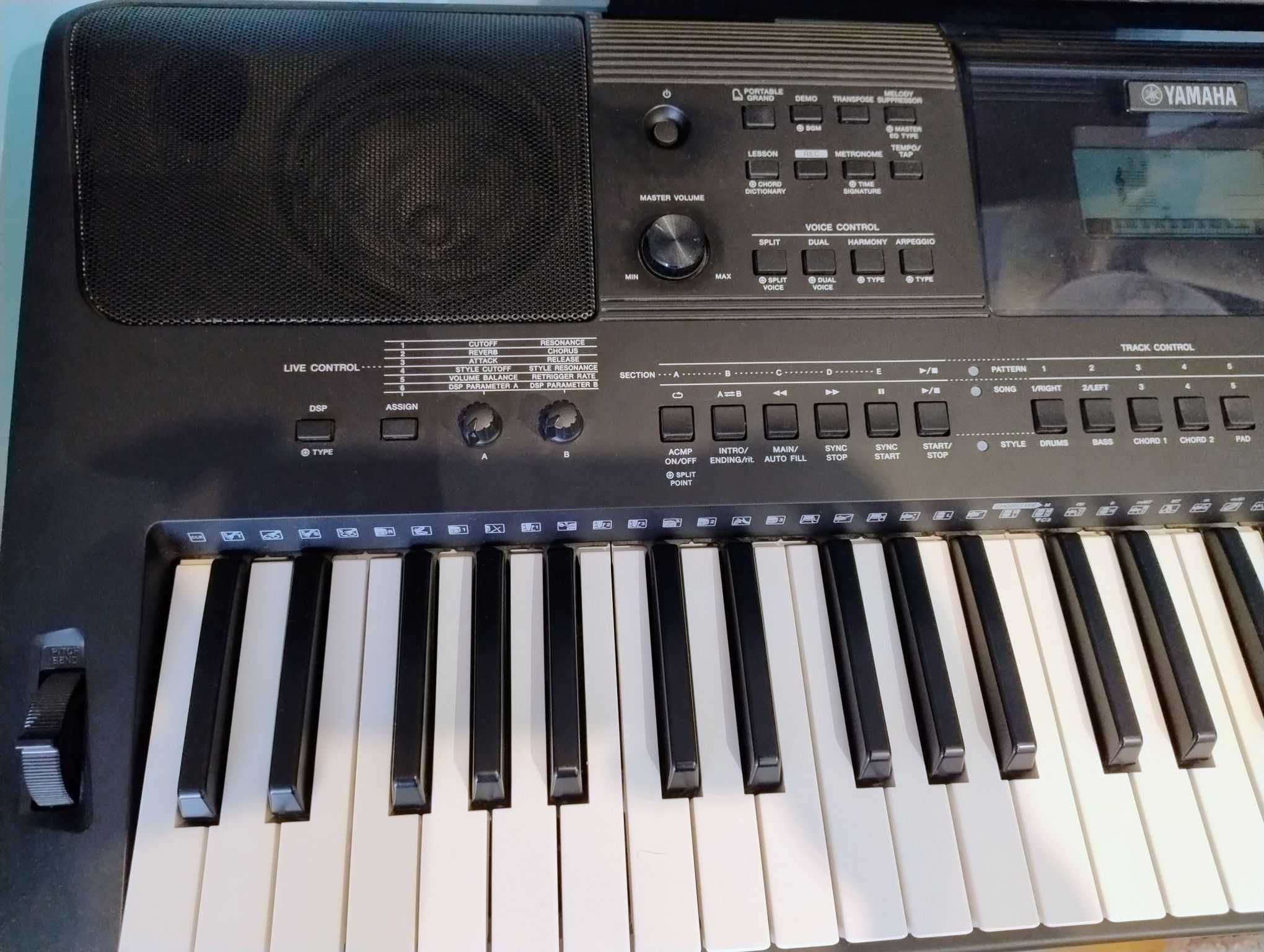 Keyboard Yamaha PSR-E453 wraz ze stojakiem.