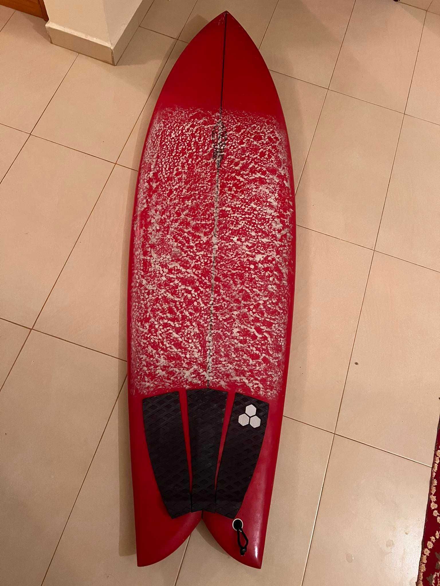 twinfin surfboard used Studer size 5.10  with keel fins