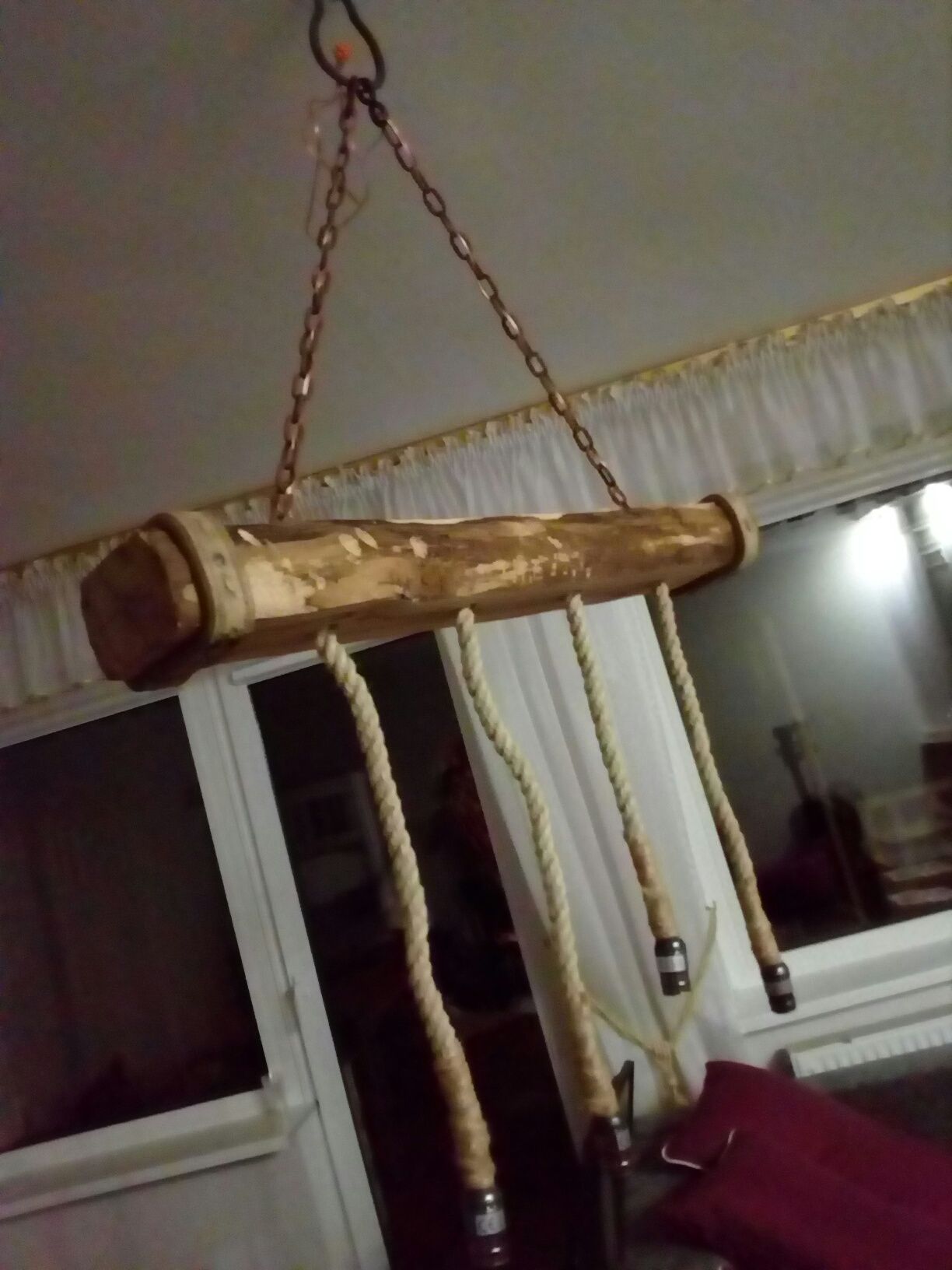 rustykalna lampa wisząca z belki, sznura i łańcucha na 3 żarówki