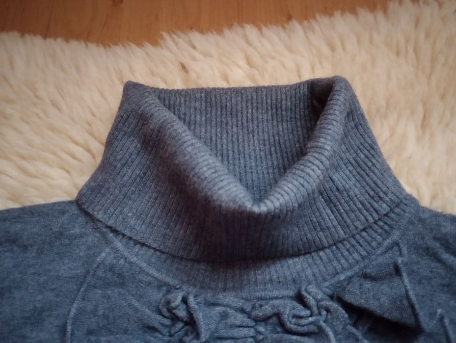 Sweter damski golf z żabotem