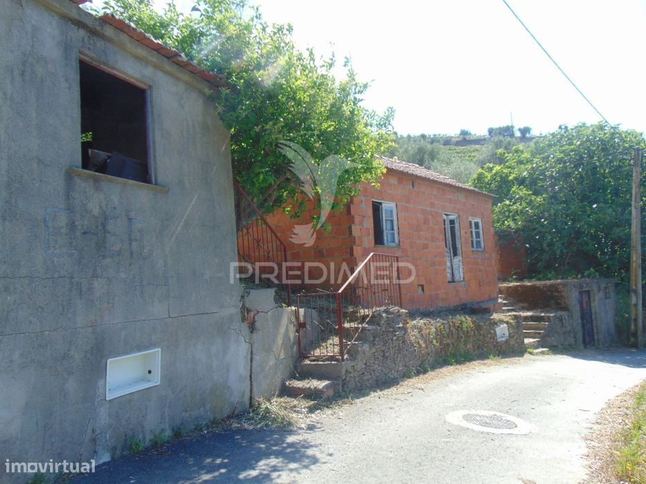 Conjunto de 2 casas de campo p/recuperar em Vila Real