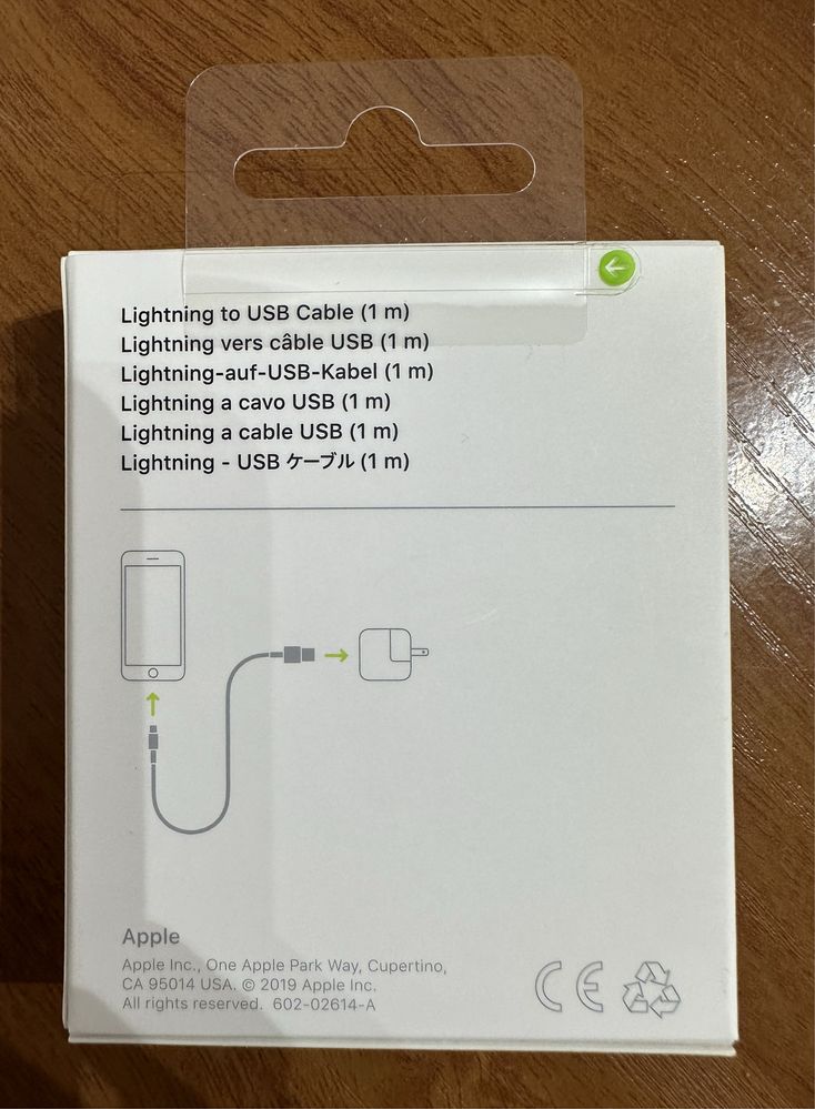 Кабель Apple Lightning to USB.