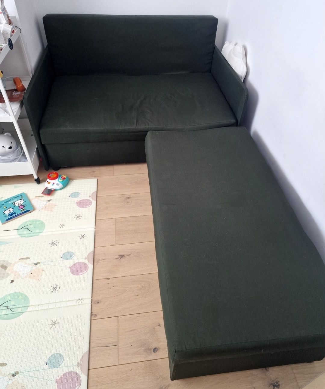 Sofa ok.125cm zielona z funkcja spania i pufą z pojemnikiem
