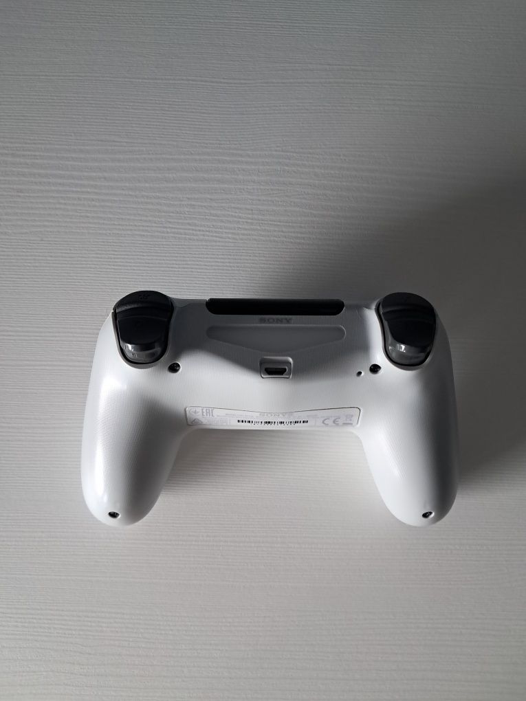 Pad konsoli ps4 biały
