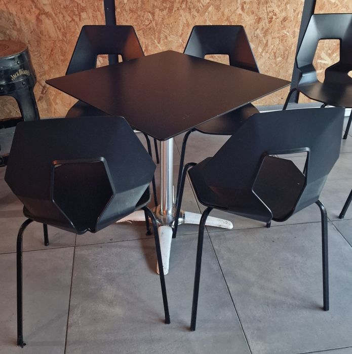 Conjunto de mesa e cadeiras GABER Itálianas prémio de hotelaria