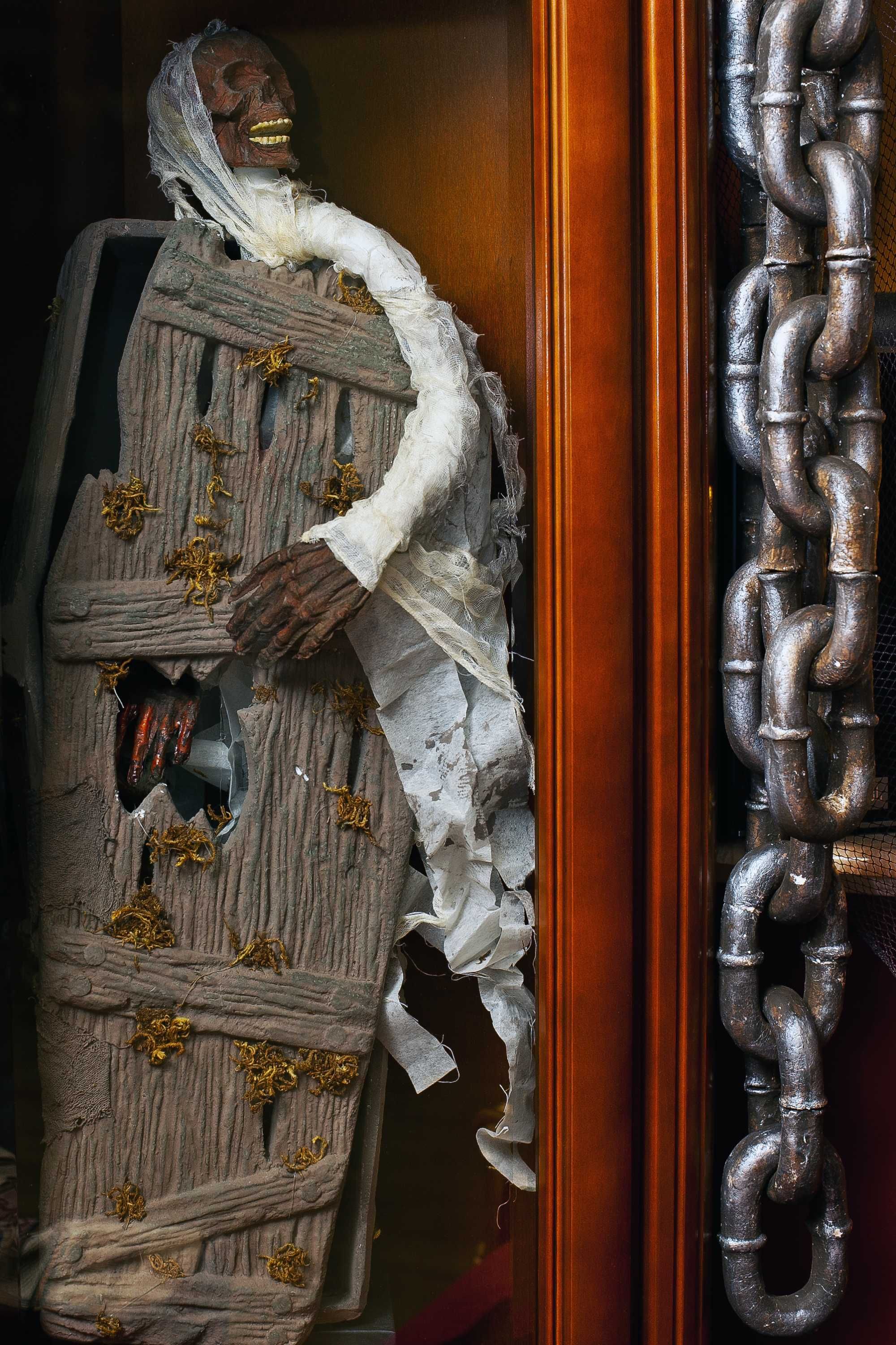 Halloween trumienka z mumią 80cm