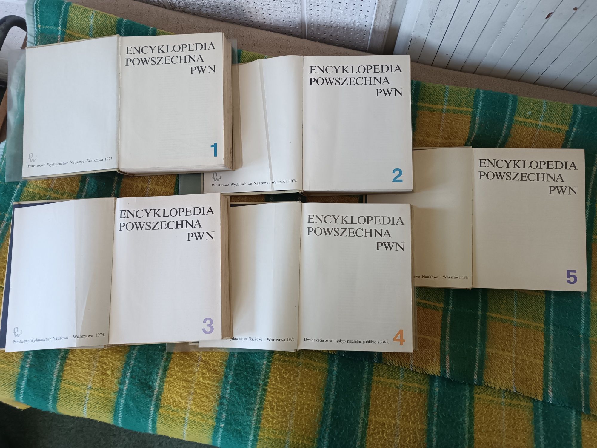 Encyklopedia Powszechna PWN tomy 1,2,3,4 plus 5 tom suplement
