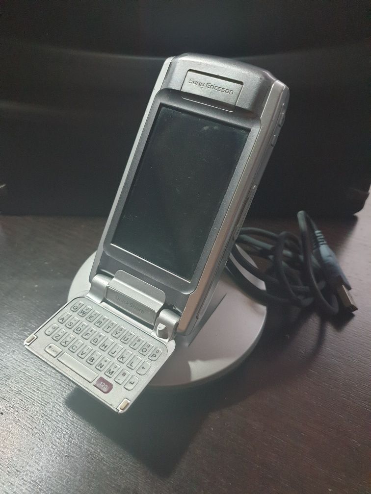 Telefon Sony Ericsson P910 ze stacją dokującą i rysikiem