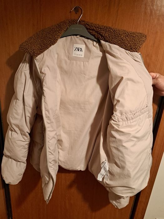 Blusão acolchoado com penas T.XL.  Gola em pêlo-Zara
