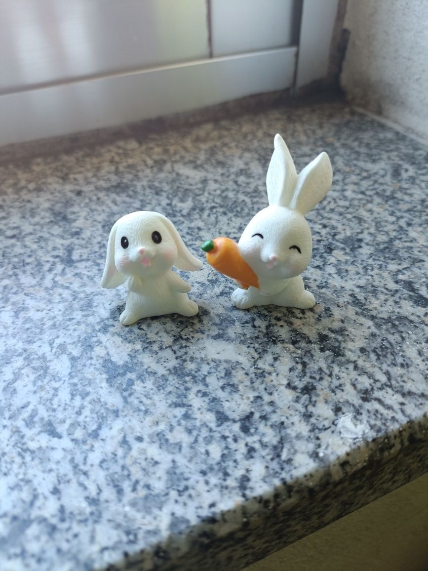 2 Coelho pequenos de decoração cor branca com cenoura (