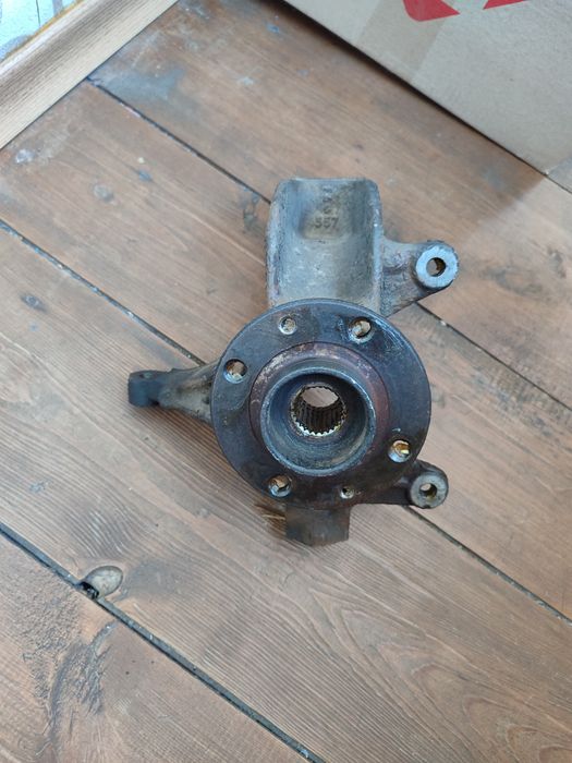 Цапфа передня права (25 зубів) Renault Megan 2