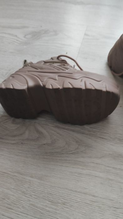 Зручні спортивні кросівки