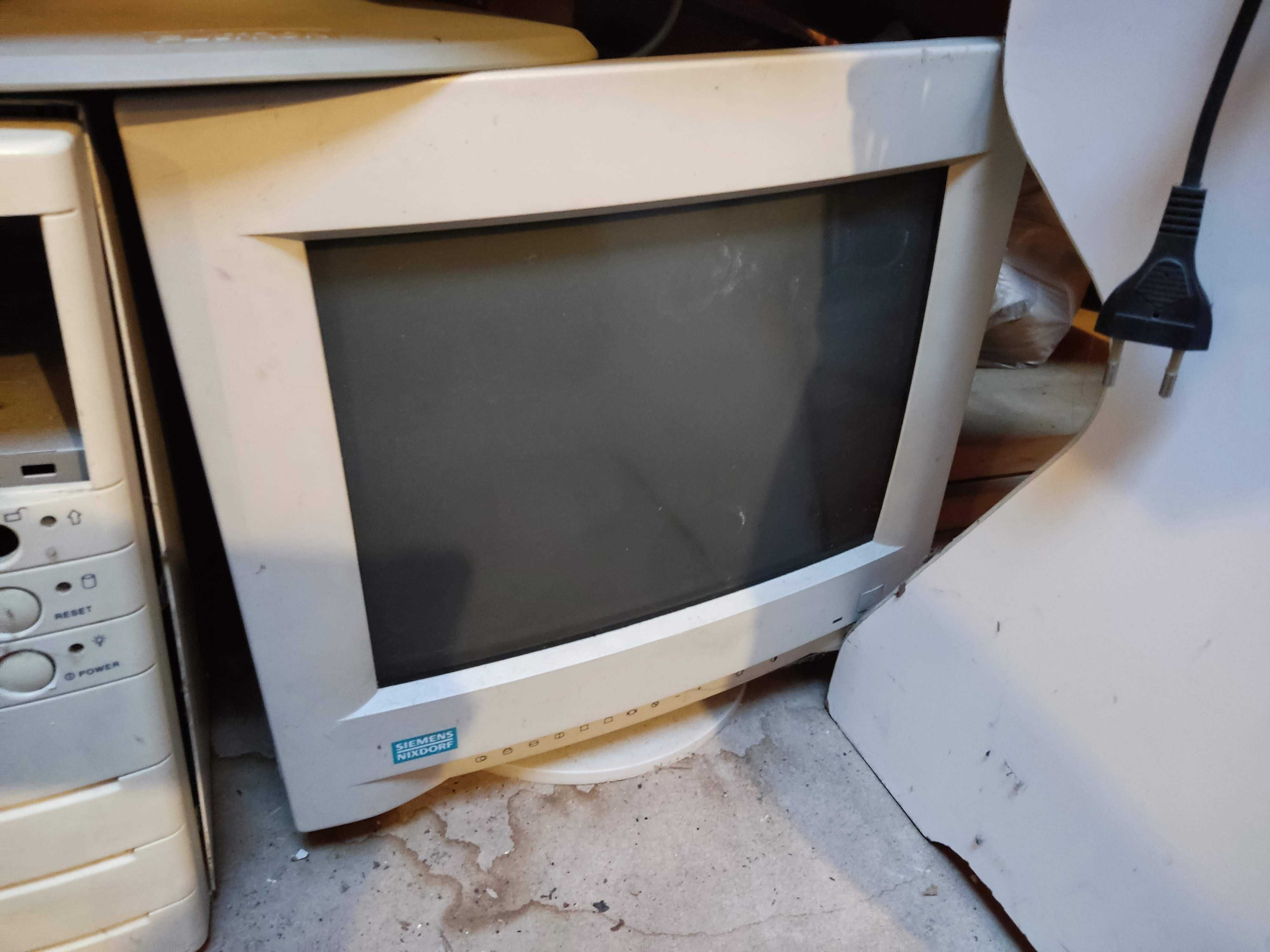Monitory CRT i LCD stare 4 sztuki. Stan jak na zdjeciach