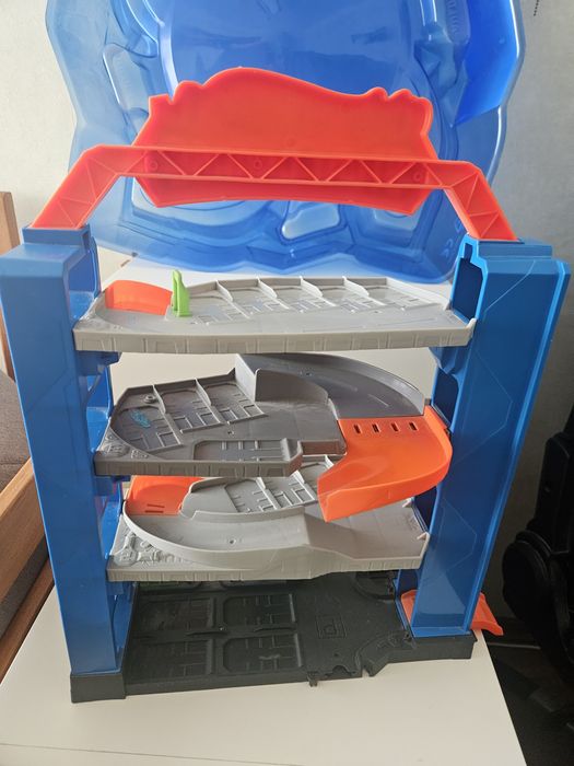 Парковка, гараж , трек  Hot Wheels.