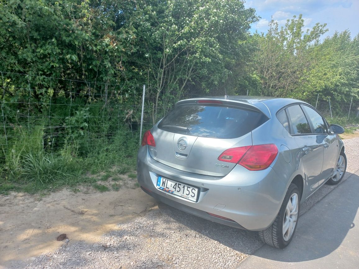 Opel Astra J 2011 rok